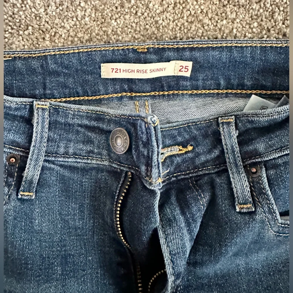 Levis High Rise Skinny - Picture 4 of 10